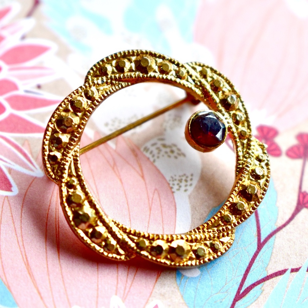 💞💗 Vintage Gold Plated CircleTwisted Wreath Brooch Red Rhinestone 1.2"
